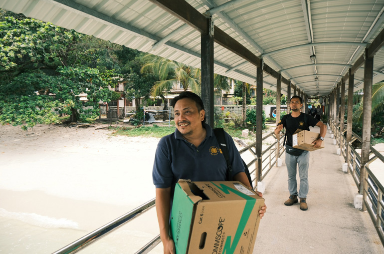 Pasukan teknikal PTD menjalankan persediaan rangkaian di CEMACS