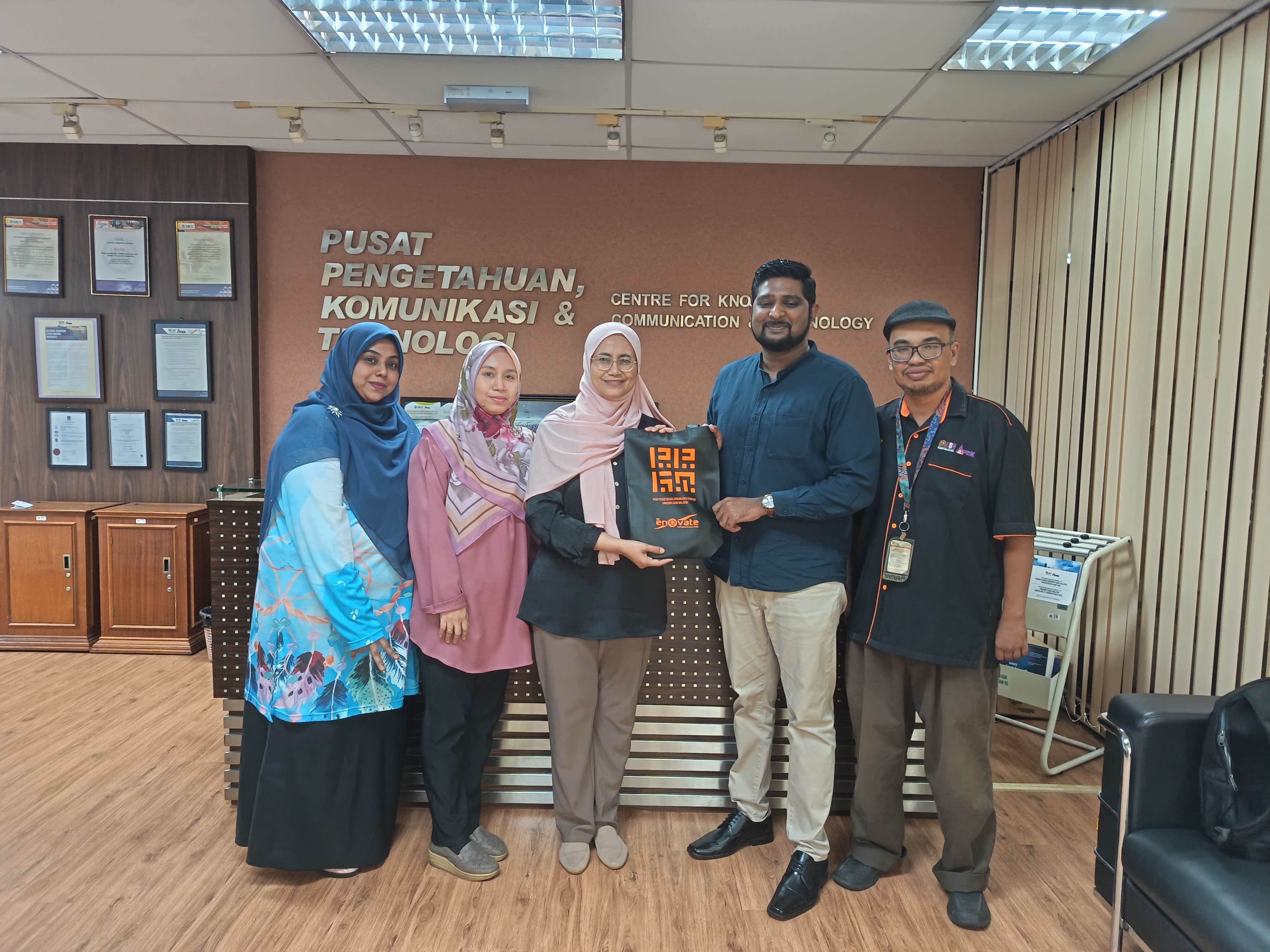 Staf SPBK dilatih menjadi Proctor untuk Peperiksaan Pentaulihan Profesional oleh wakil dari Certiport, En. Sheldon